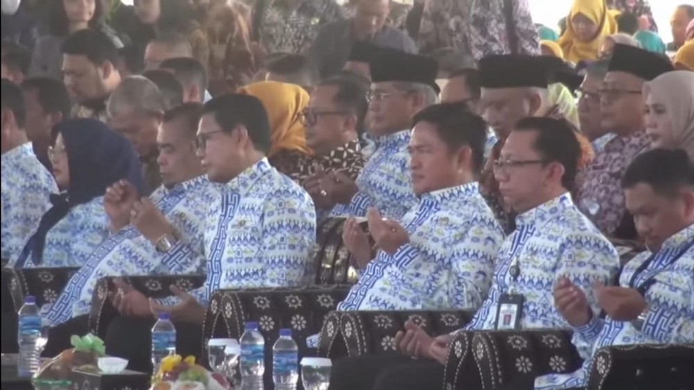 Pj Bupati Lobar Terima Penghargaan dari Menteri Pembagunan Desa, Daerah Tertinggal dan Transmigrasi. 