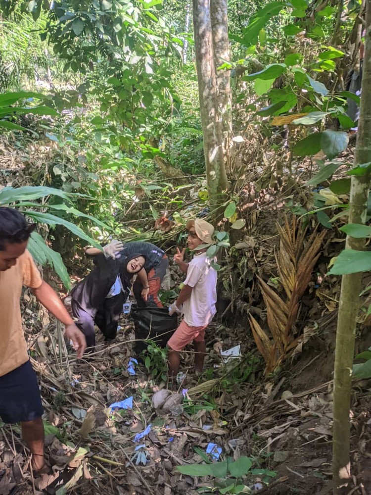  Wujudkan Lingkungan Bersih, Remaja Masjid Nurul Iman gotong-royong bersihkan Kali Dusun Batulayar Utara.